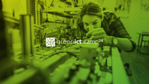 Green ICT Award Logo auf Bild einer Wissenschaftlerin bei der Forschung