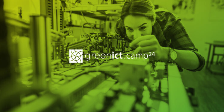 Green ICT Award Logo auf Bild einer Wissenschaftlerin bei der Forschung