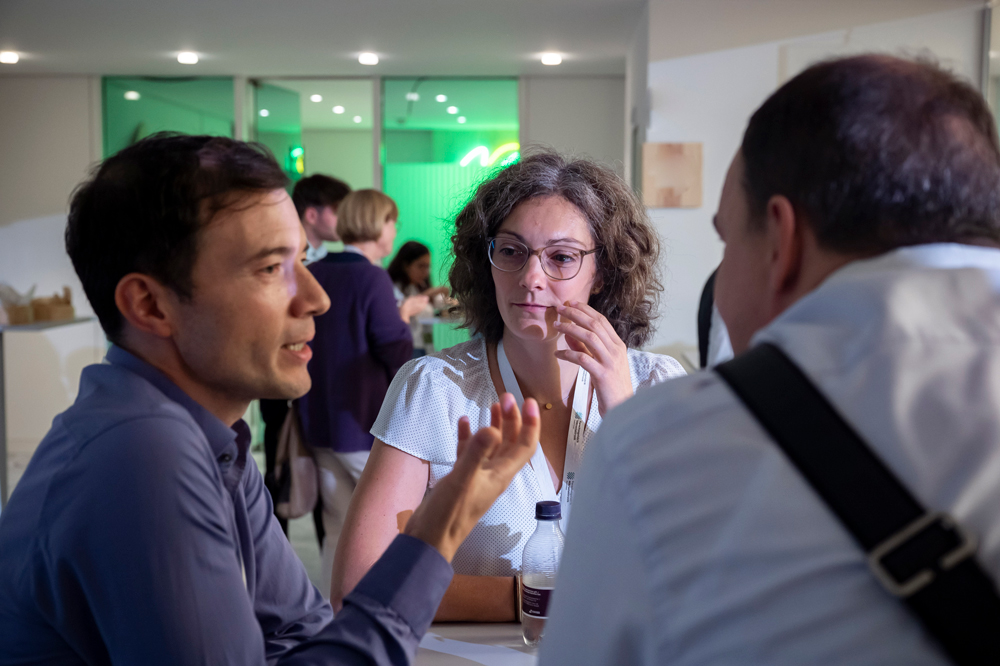 Drei Teilnehmer*innen unterhalten sich bei der Green ICT Connect Fachkonferenz