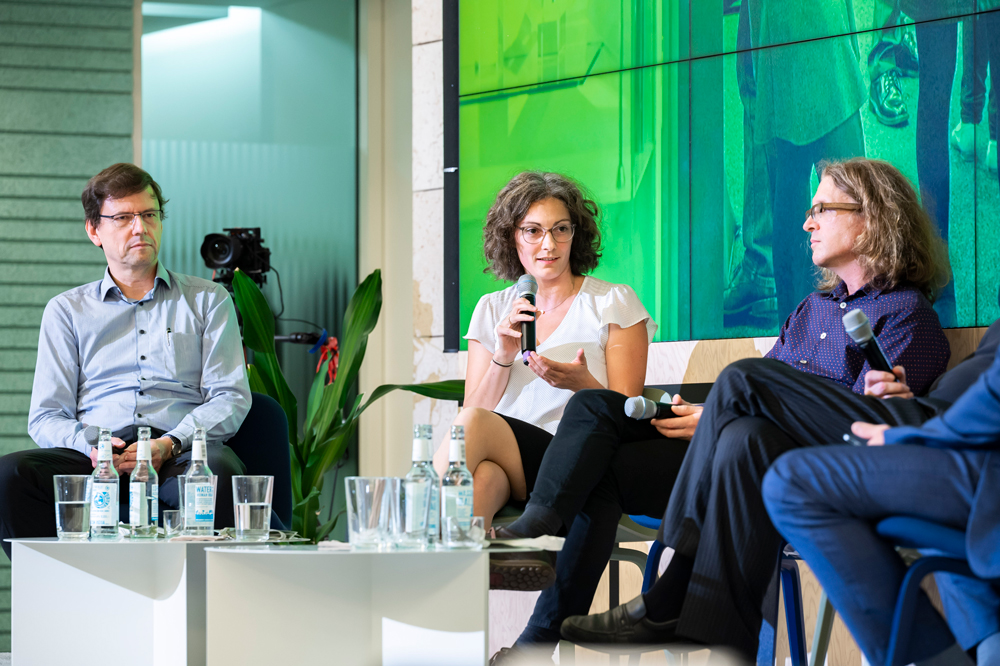 Drei Teilnehmer*innen während Expertenrunde der Green ICT Connect Fachkonferenz