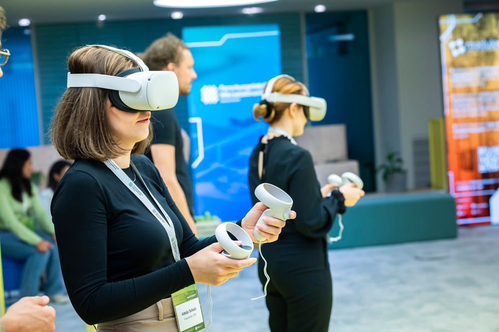 Zwei Personen probieren das VR Headset aus und besuchen den virtuellen Showroom der FMD