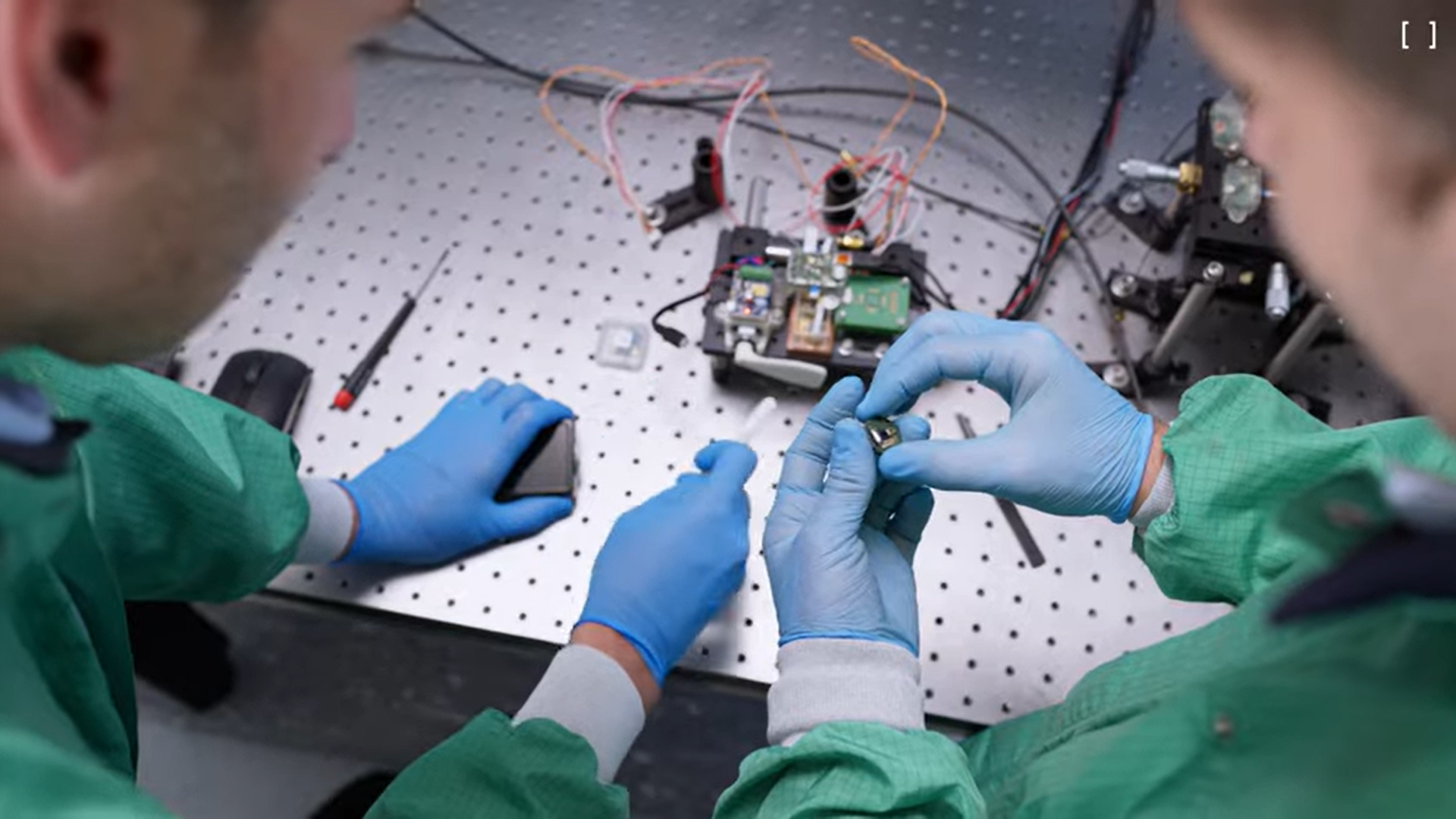 Zwei Wissenschaftler:innen stellen ein Mikroelektronik Bauteil her