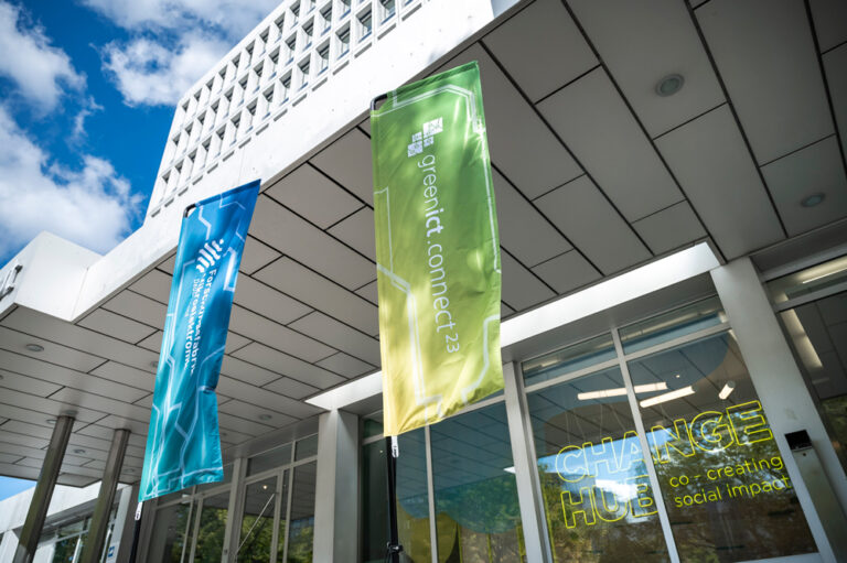 FMD und Green ICT Connect Banner vor dem Veranstaltungsort des Innovation Day 2024